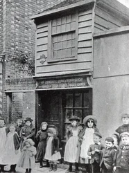 Kinderen buiten de werkplaats van John Pounds, van waaruit hij de eerste Ragged school runde